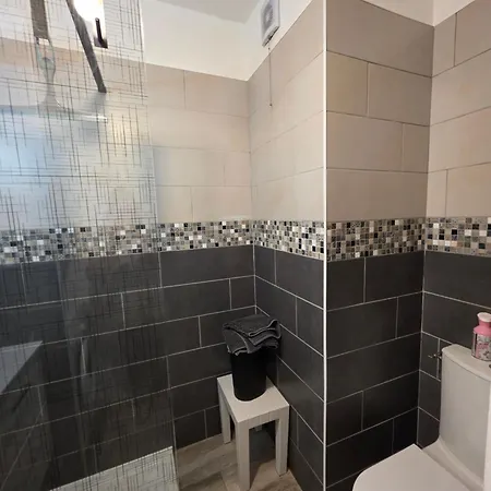 Mandrier Pin Rolland Climatise 2 Pers Parking Pinede, A Pied *